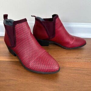 Betabrand Tennis Western Boots Booties Water Resistent Womens size 7.5 Red Shoes